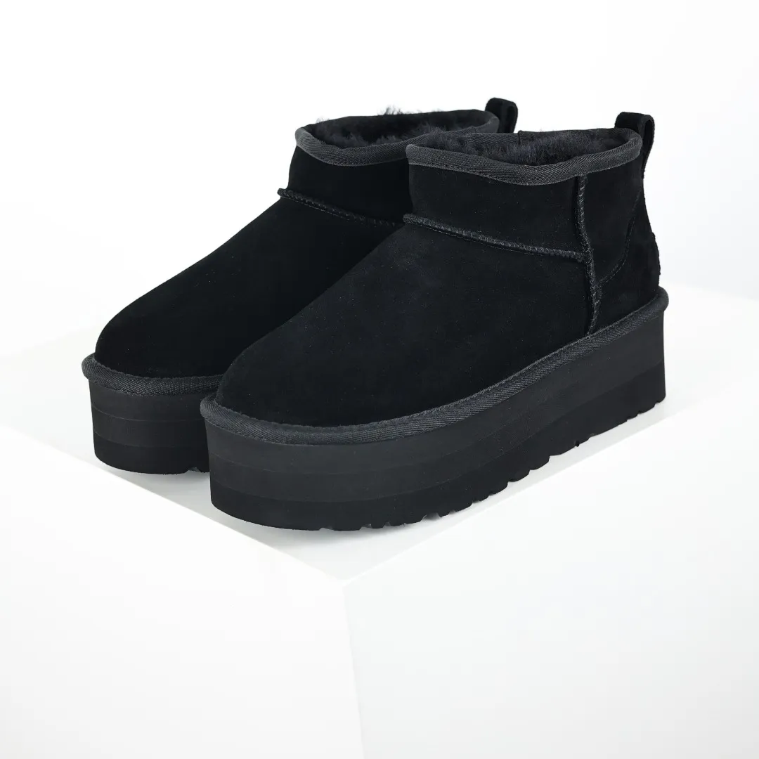 Pick up locally 💰560 Core recommended good price In the new year, uug launched a series of styles, which are partially geared towards the preferences of young consumers and have also moved to the forefront of fashion trends. Shoe body material: water-repellent coated suede upper, 17mm UGGPURE™ implantable wool insole, lightweight non-slip and comfortable rubber outsole, with brand LOGO and trademark, with full packaging Size: 35 36 37 38 39 40